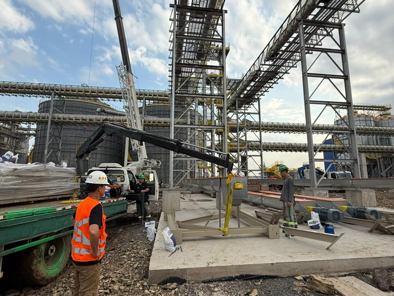Montagem de estrutura em planta industrial